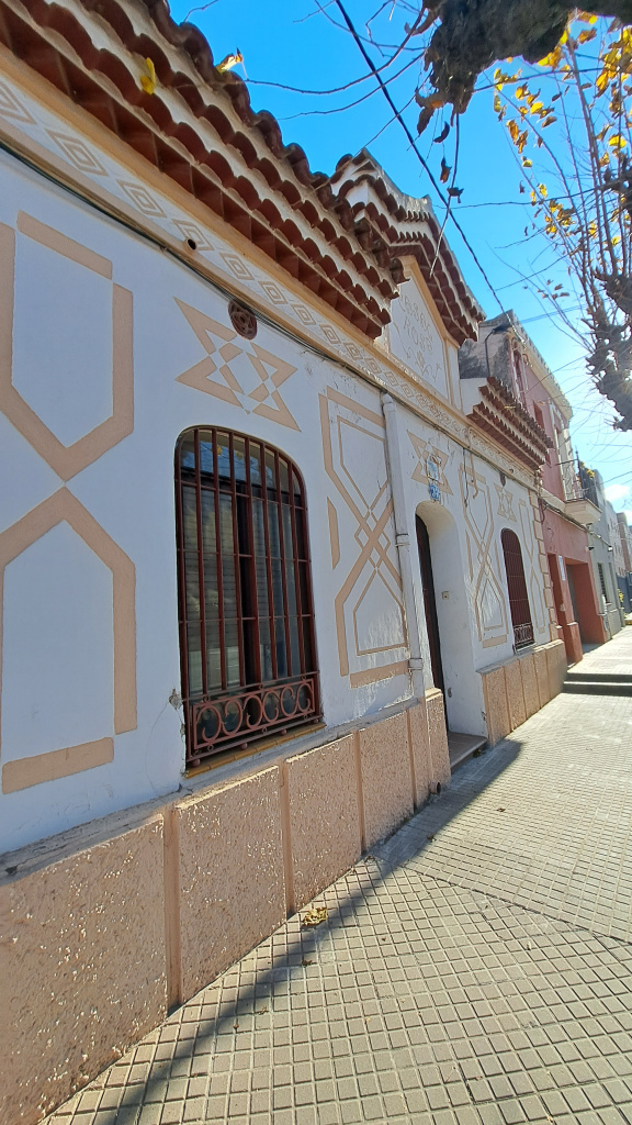 Detall de la façana esgrafiada de Casa Rosa.