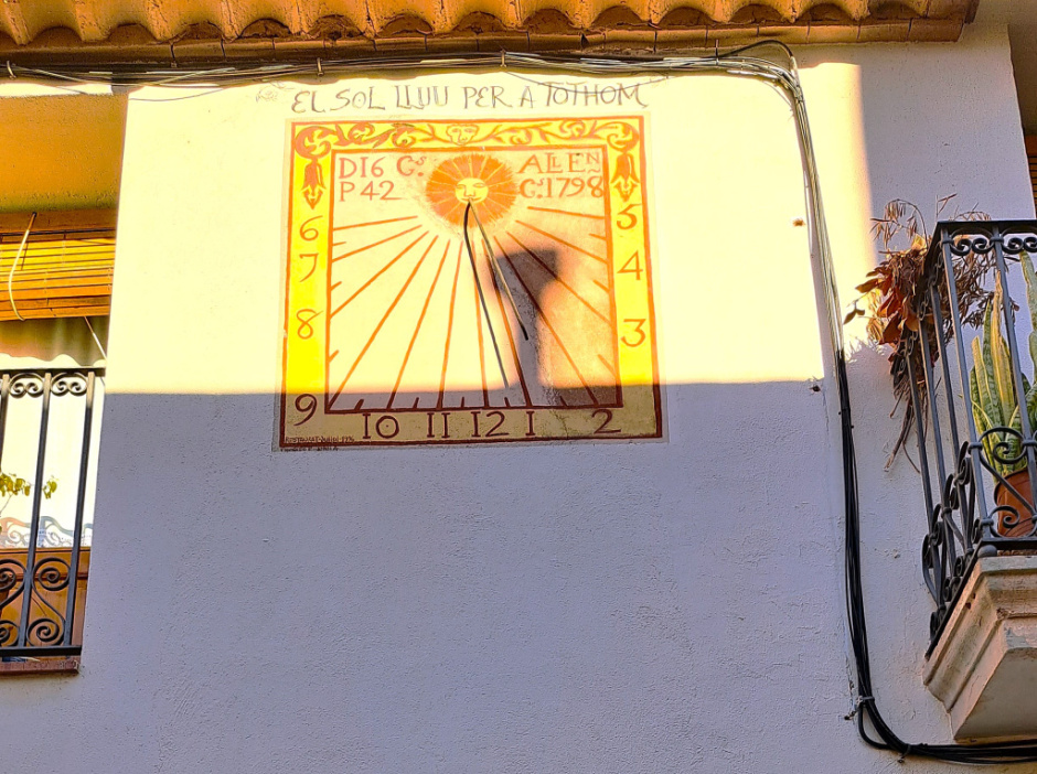 Detall del rellotge sota el ràfec.