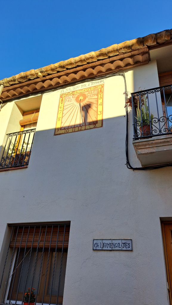 Ubicació del rellotge de sol entre els dos buits de la façana principal de la casa.