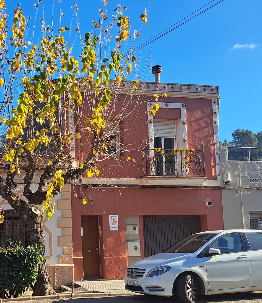 Vista fronta de l'edificació en la qual s'observen els elements decoratius als recercats.