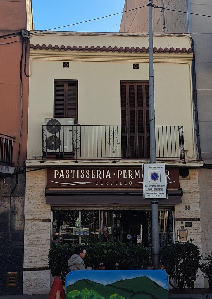 Façana de la casa on es troba la pastisseria.