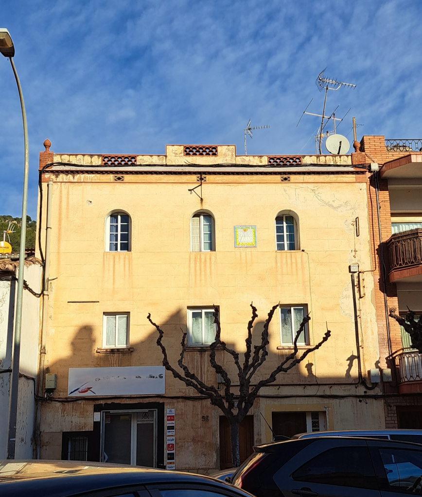 Vista d'ubicació a la façana.