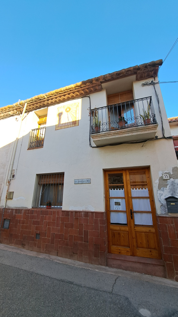 Vista general de la façana principal. 