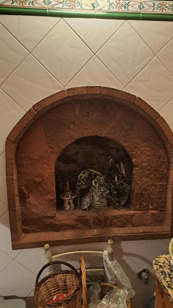 Boca del forn a la façana principal