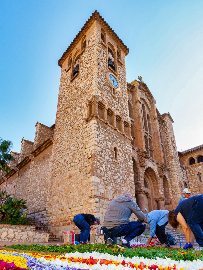 Muntatge d'una catifa al peu de la torre amb campanes. Foto: Fermín Fernández.