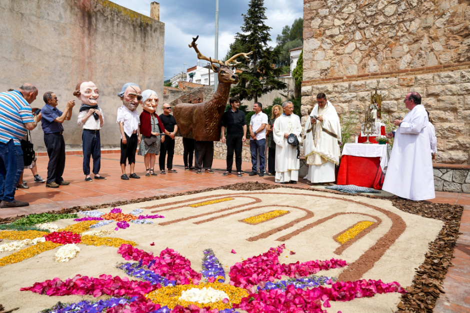 El cérvol al costat dels capgrossos el dia de celebració del Corpus. Foto: Fermin Fernández.