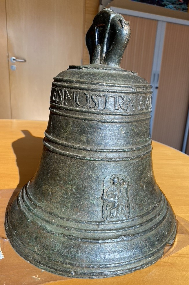 Vista frontal de la campana, amb una mare de Déu amb nen en relleu, a la panxa, a sobre de la línia que marca l'inici del peu. Foto facilitada  per Adrià Pasqual.