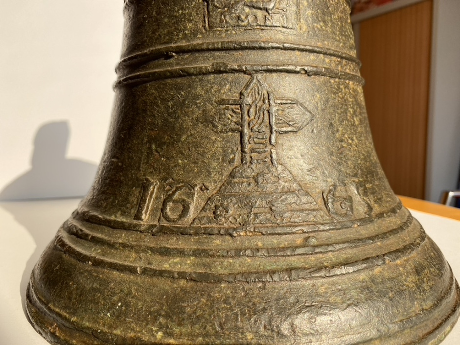 Creu a sobre de muntanya amb la data de la fossa de la campana en relleu a banda i banda de la creu: 1665. Foto facilitada  per Adrià Pasqual.