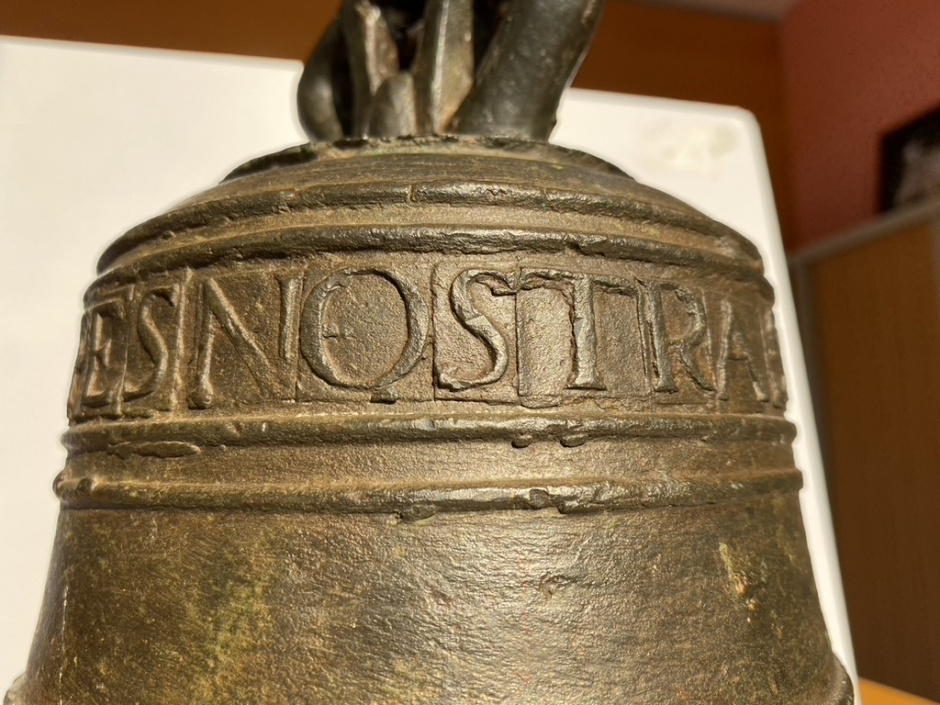 Detall de la llegenda entre filets en relleu. Foto facilitada per Adrià Pasqual.