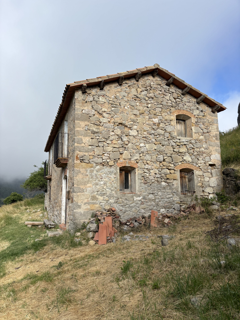 Vista lateral de la finca amb les obertures