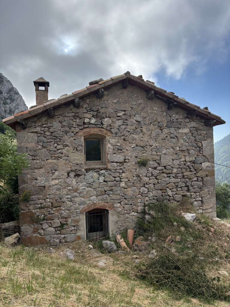 Imatge de l'altra lateral de la casa