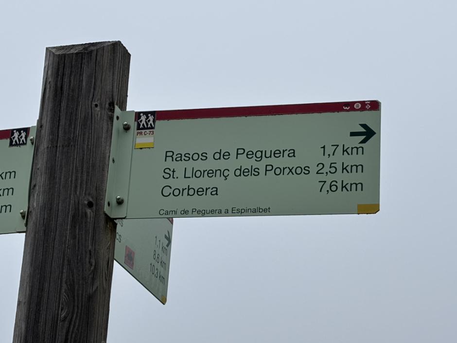 Senyalització existent sobre les distàncies i recorreguts dels camins propers al camí de Rasos de Peguera