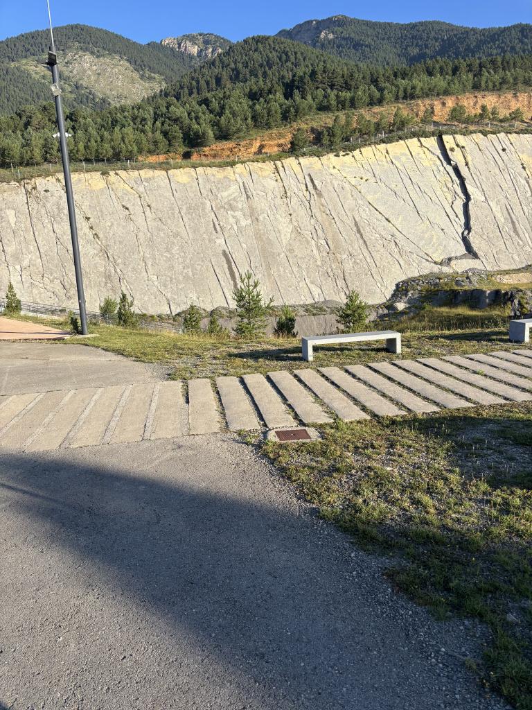 Vista de la paret amb les petjades i els elements museístics per la visita al centre
