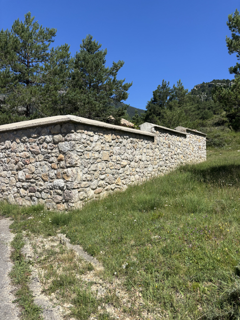 Imatge del mur que es troba al cementiri de Fumanya