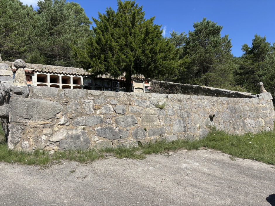 Imatge de la paret central del cementiri de Fígols
