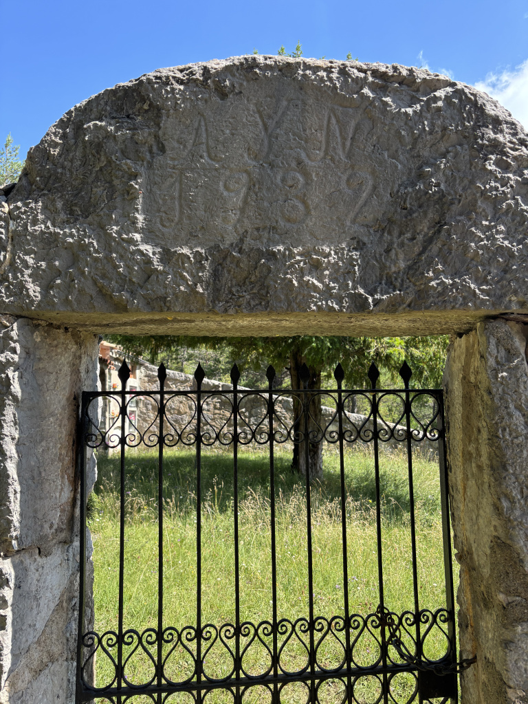 Llinda amb la data de 1932 del cementiri de Fígols