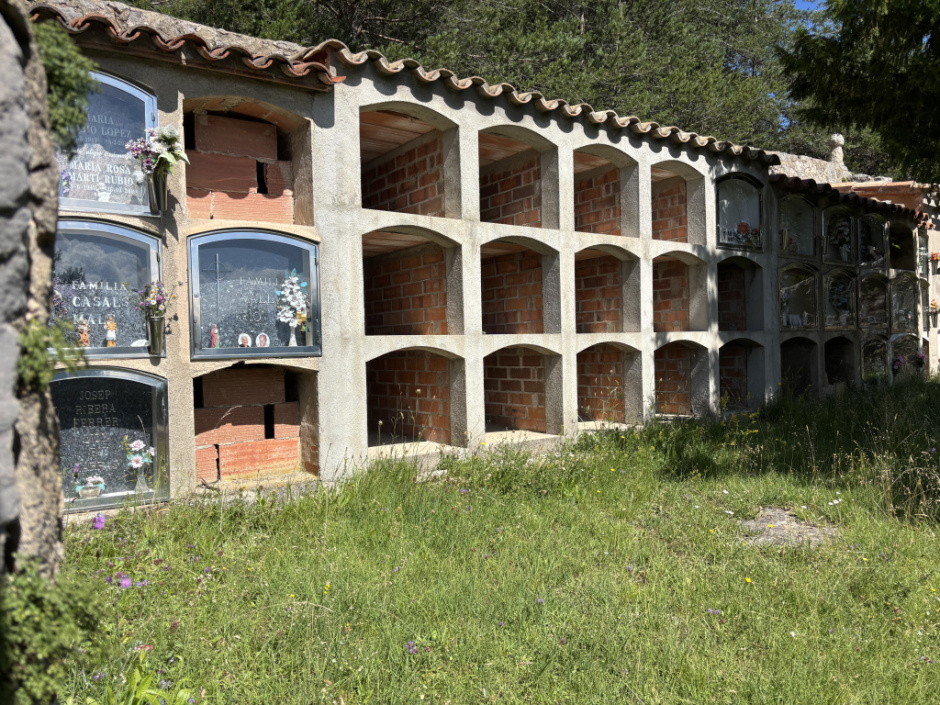 Nínxols de l'interior del cementiri de Fígols