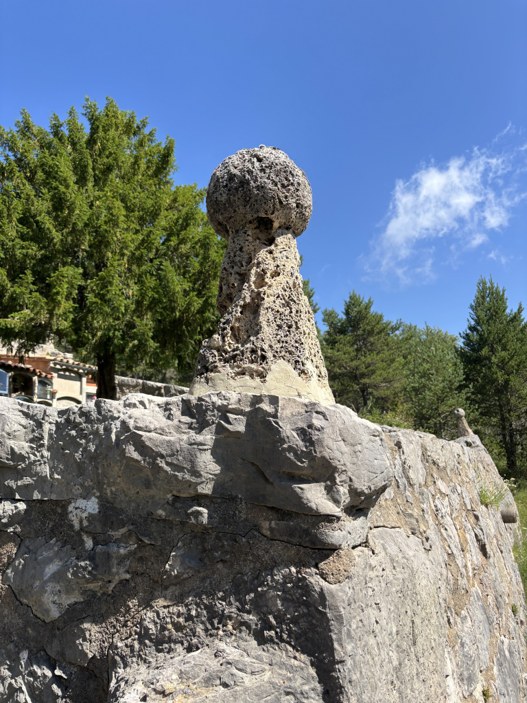 Un detall ornamental d'una de les cantonades del mur perimetral del cementiri de Fígols