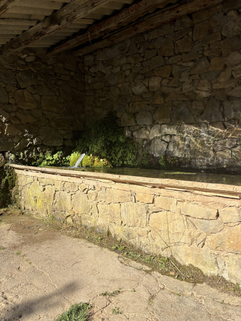 Safareig i barana on es recolzaven les rentadores