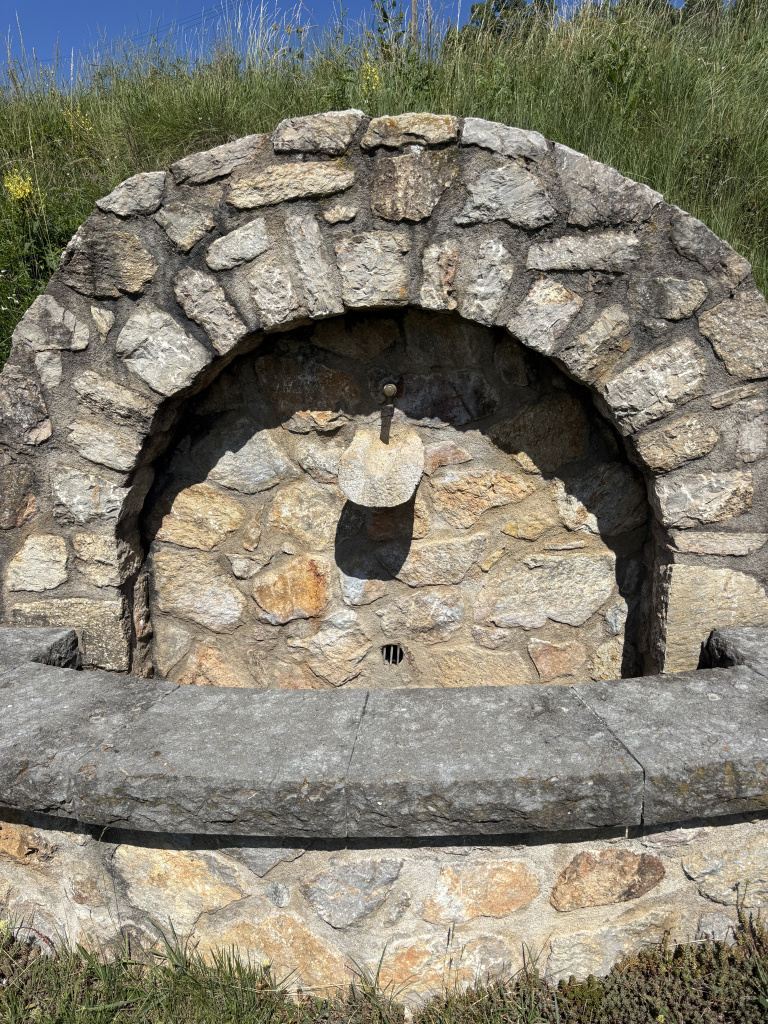 Font coronada amb un arc de pedra