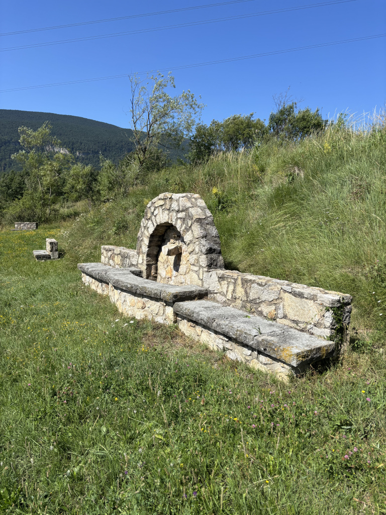 Vista dels bancs laterals de la font i l'espai de descans