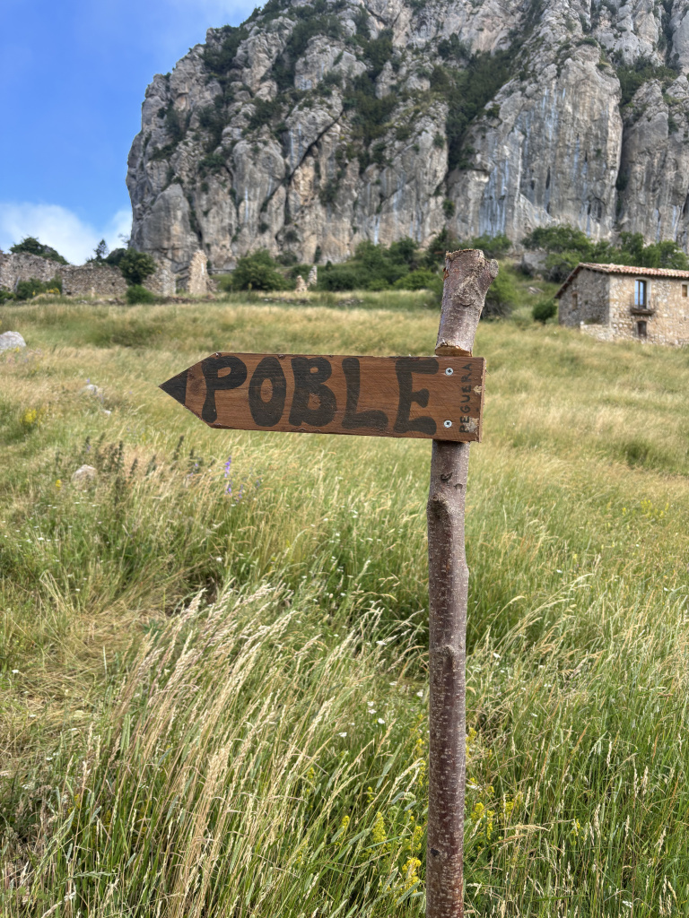 Rètol que indica el poble de Peguera