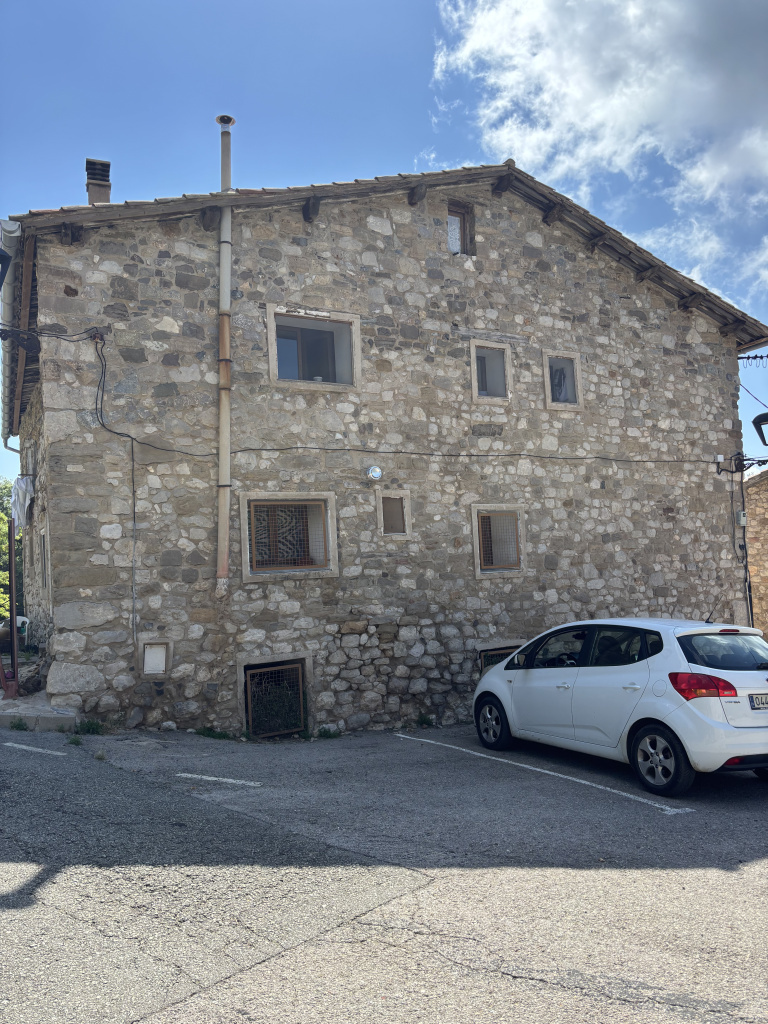 Vista de la plaça del poble de Fígols tram del camí