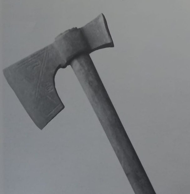 Imatge d'una destral habitual en el treball a les mines en l'extracció del mineral. SOLER i RIBA, Ramon i ORIOLA i CASÒLIVA, Josep (1997), Relleu fotogràfic de les mines del Berguedà, Berga, pàg. Cessió de les imatges de Josep Oriola i Casòliva.