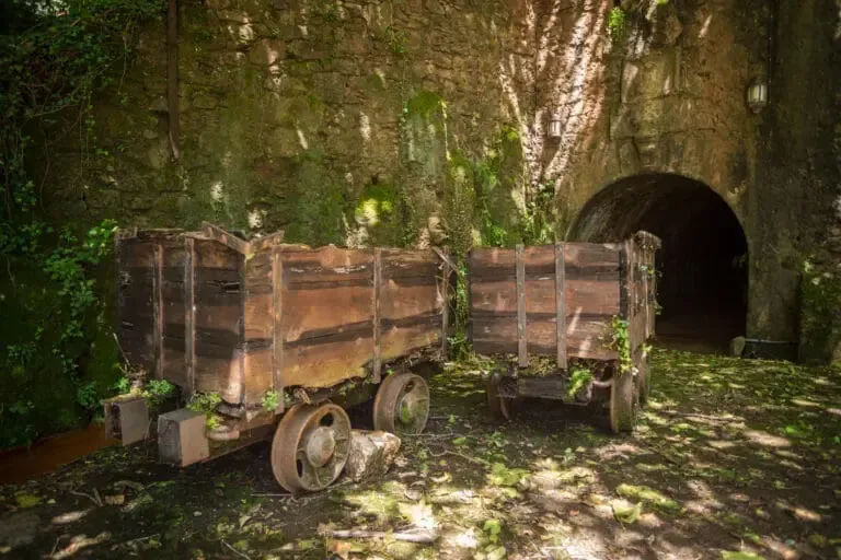 Imatge de vagonetes habituals a les mines de Fígols.