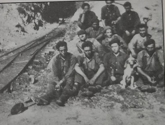 Grup de miners. SOLER i RIBA, Ramon i ORIOLA i CASÒLIVA, Josep (1997), Relleu fotogràfic de les mines del Berguedà, Berga, pàg. Cessió de les imatges de Josep Oriola i Casòliva.