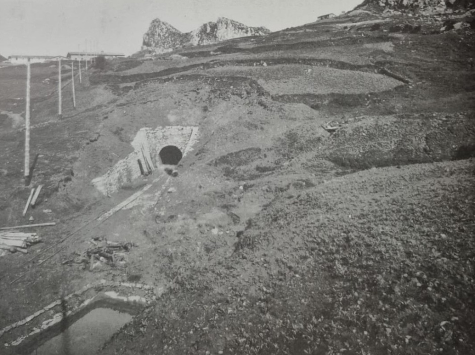 Imatge de la bocamina. SOLER i RIBA, Ramon i ORIOLA i CASÒLIVA, Josep (1997), Relleu fotogràfic de les mines del Berguedà, Berga, pàg. Cessió de les imatges de Josep Oriola i Casòliva.