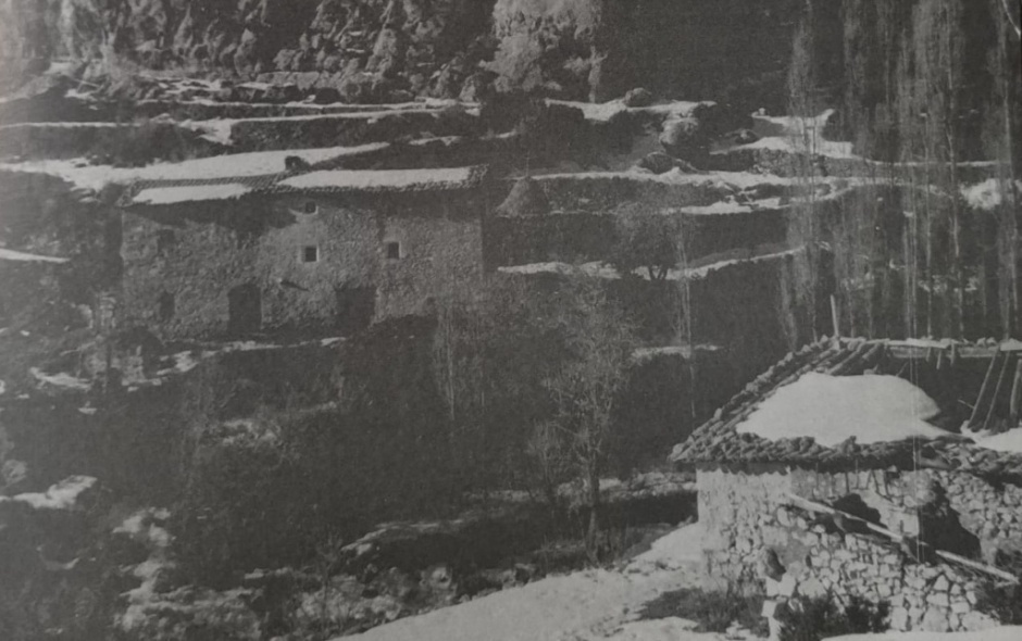 Imatge de la masia de cal Coix, que dóna nom a la mina. SOLER i RIBA, Ramon i ORIOLA i CASÒLIVA, Josep (1997), Relleu fotogràfic de les mines del Berguedà, Berga, pàg. Cessió de les imatges de Josep Oriola i Casòliva.