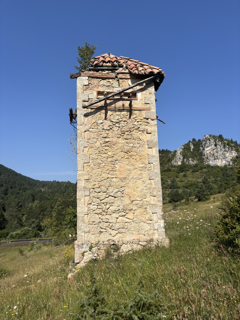 Imatge posterior amb els anclatges elèctrics encara existents