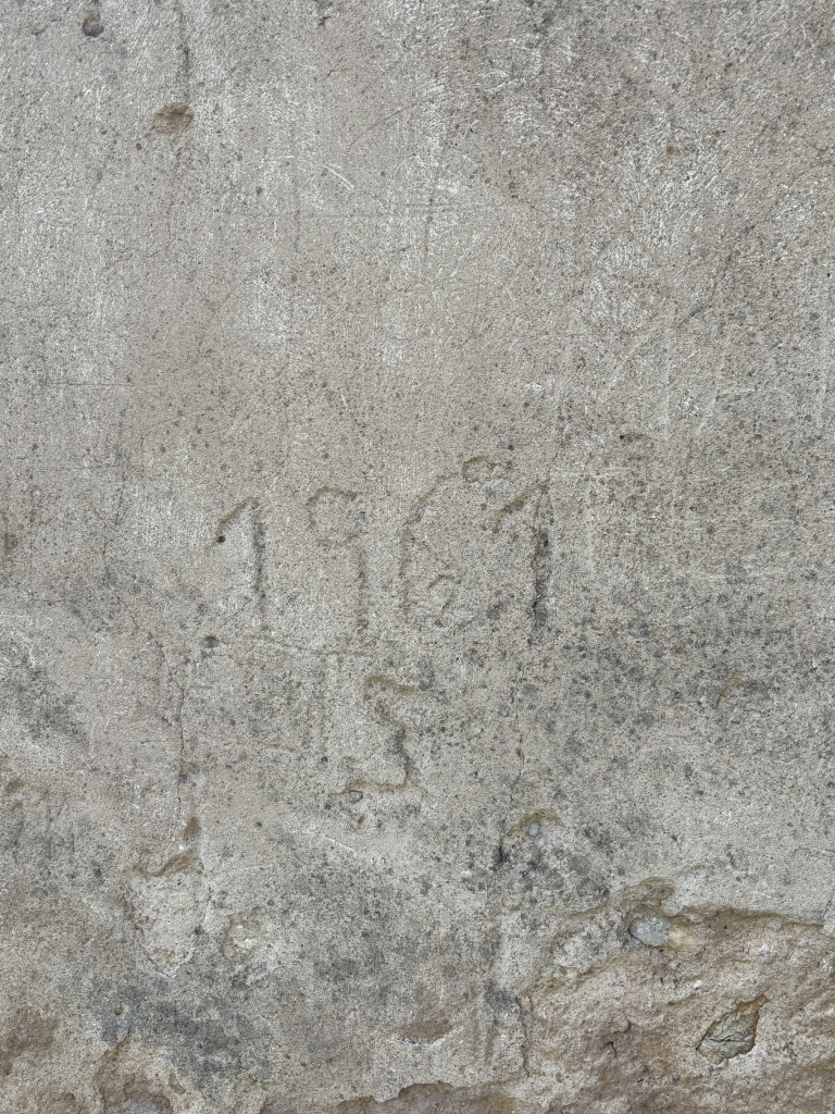 Vista del grafit existent amb la data de 1961