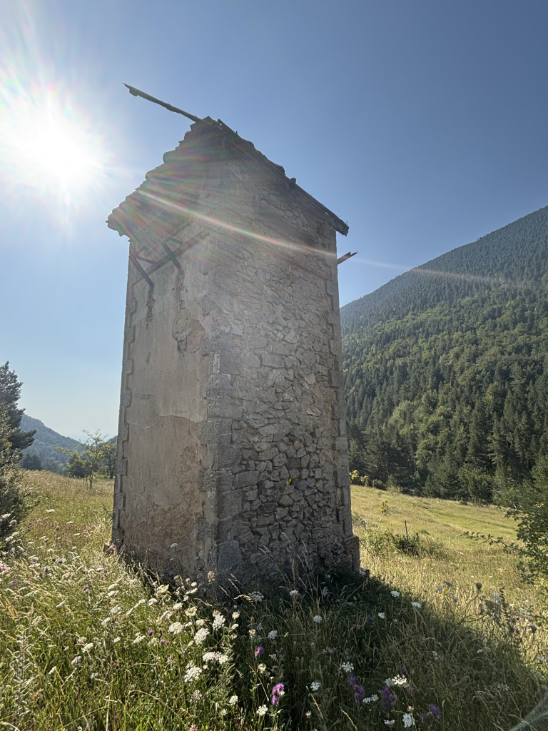 Imatge lateral amb la vista de la pedra en que es troba construïda la torre