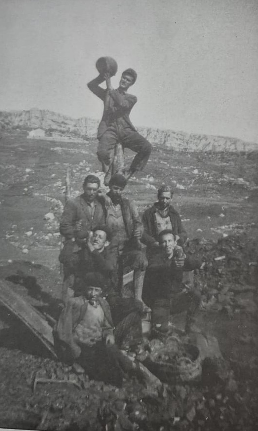 Grup de miners. SOLER i RIBA, Ramon i ORIOLA i CASÒLIVA, Josep (1997), Relleu fotogràfic de les mines del Berguedà, Berga, pàg. Cessió de les imatges de Josep Oriola i Casòliva.