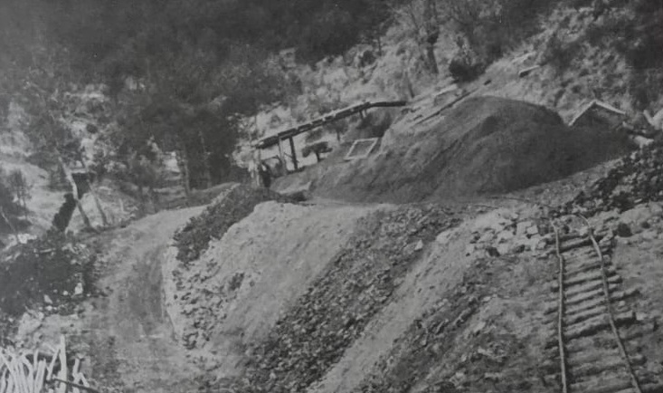 Imatge de l'entrada de la mina. SOLER i RIBA, Ramon i ORIOLA i CASÒLIVA, Josep (1997), Relleu fotogràfic de les mines del Berguedà, Berga, pàg. Cessió de les imatges de Josep Oriola i Casòliva.