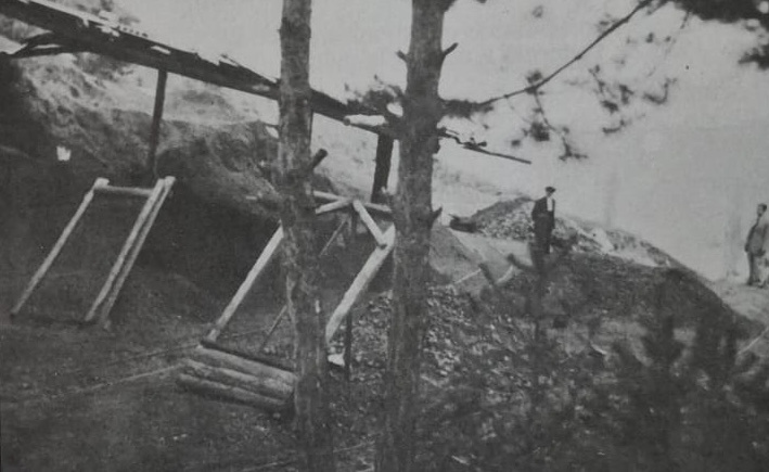 Imatge d'una entrada de la mina. SOLER i RIBA, Ramon i ORIOLA i CASÒLIVA, Josep (1997), Relleu fotogràfic de les mines del Berguedà, Berga, pàg. Cessió de les imatges de Josep Oriola i Casòliva.