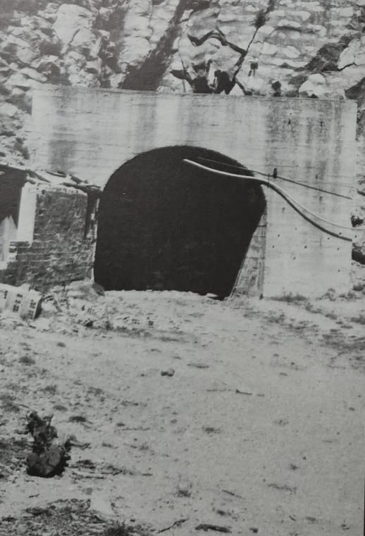 Bocamina existent. SOLER i RIBA, Ramon i ORIOLA i CASÒLIVA, Josep (1997), Relleu fotogràfic de les mines del Berguedà, Berga, pàg. Cessió de les imatges de Josep Oriola i Casòliva.