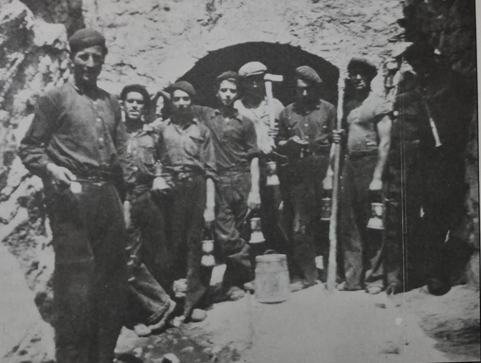Grup de miners davant la mina del "Fava". SOLER i RIBA, Ramon i ORIOLA i CASÒLIVA, Josep (1997), Relleu fotogràfic de les mines del Berguedà, Berga, pàg. Cessió de les imatges de Josep Oriola i Casòliva.