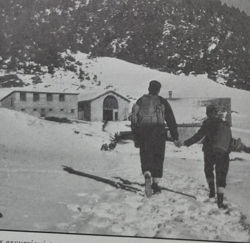 Imatge de dues persones a la Creu de Fumanya. SOLER i RIBA, Ramon i ORIOLA i CASÒLIVA, Josep (1997), Relleu fotogràfic de les mines del Berguedà, Berga, pàg. Cessió de les imatges de Josep Oriola i Casòliva.