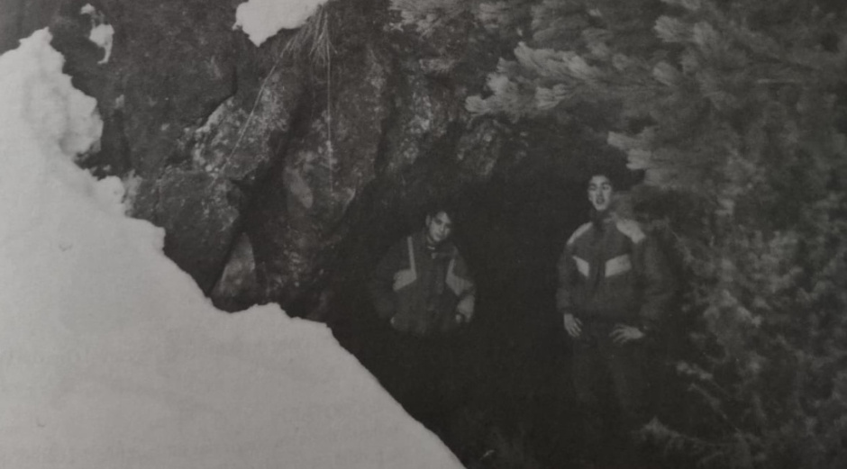 Imatge de dues persones a la bocamina. SOLER i RIBA, Ramon i ORIOLA i CASÒLIVA, Josep (1997), Relleu fotogràfic de les mines del Berguedà, Berga, pàg. Cessió de les imatges de Josep Oriola i Casòliva.