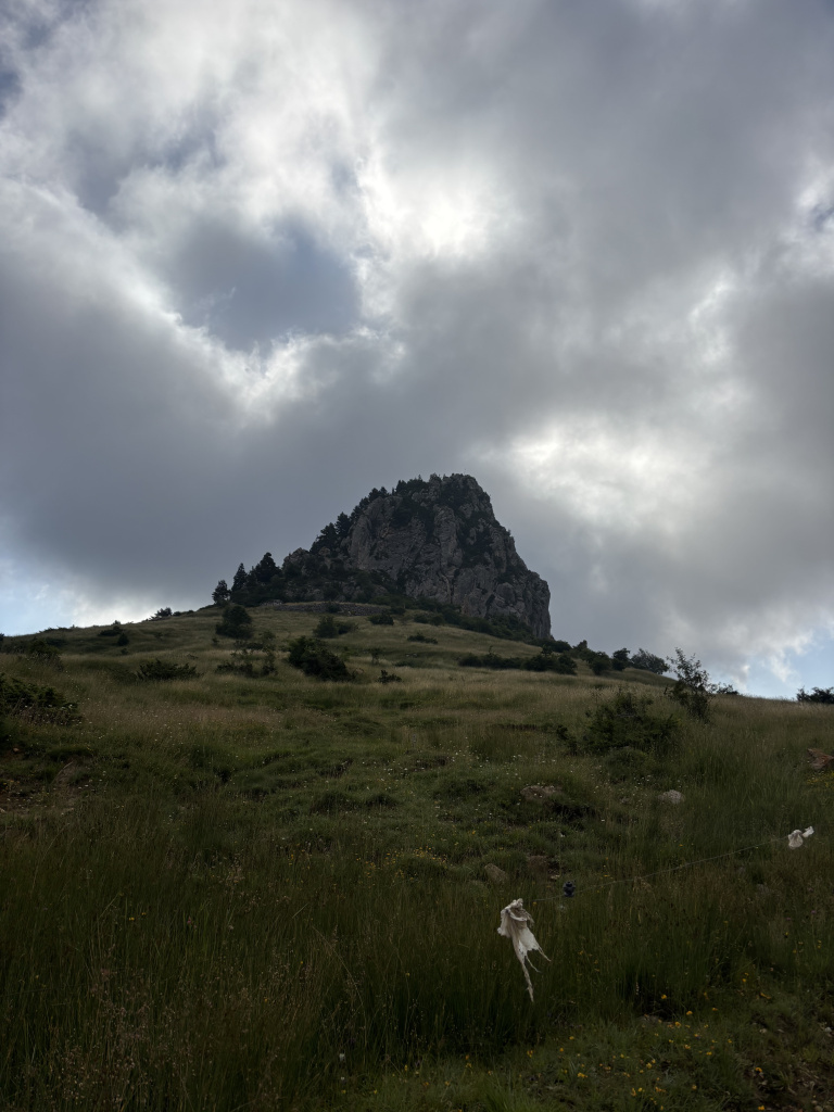 Imatge del roc de Peguera, als peus el poble de Peguera