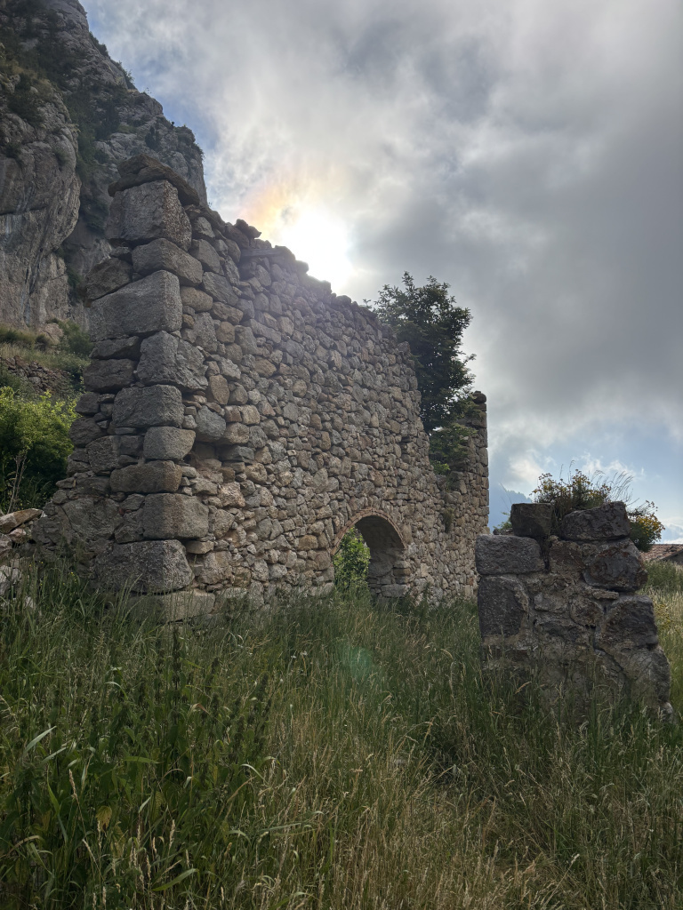 Imatge d'una de les parets existents d'una antiga casa del poble de Peguera