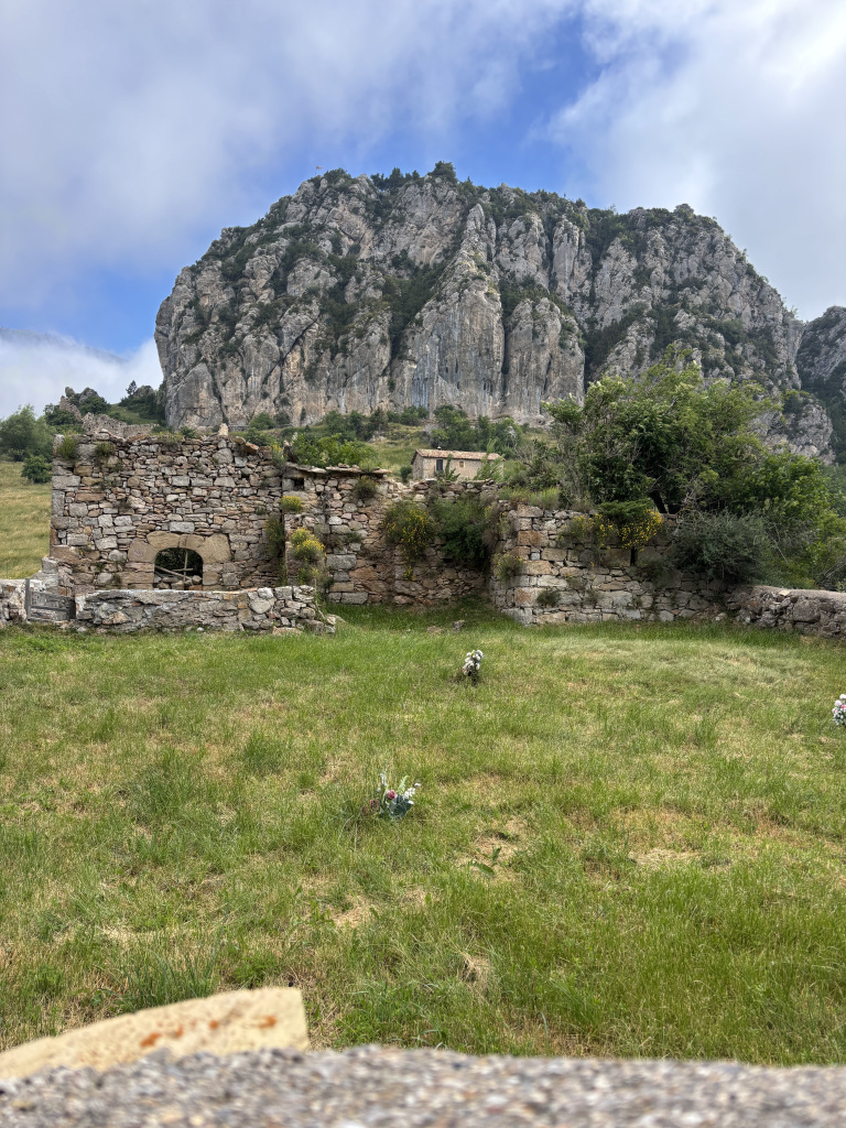 Vista allunyada de la ubicació del castell de Peguera sobre el cingle
