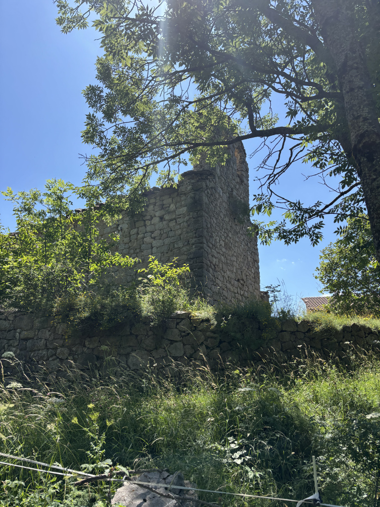 Vista de la façana amb l'espadanya de l'església de Sant Mateu de Fumanya