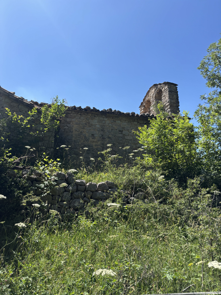 Imatge de la part lateral de la nau de Sant Mateu de Fumanya