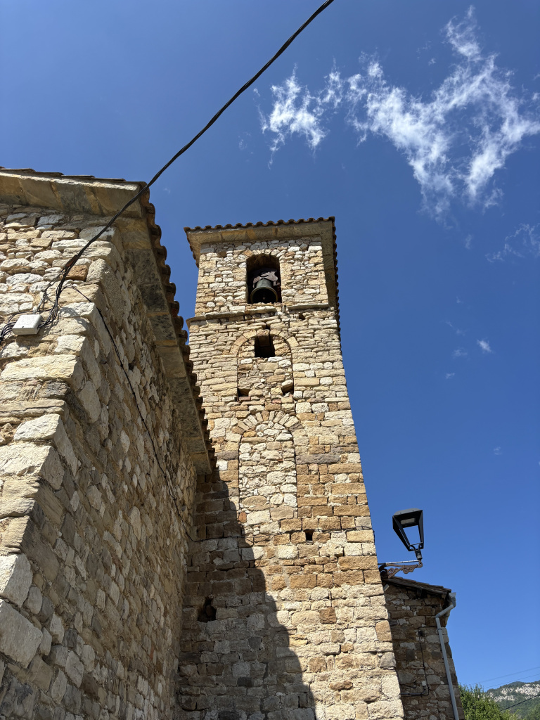 Campanar i les obertures cegues actualment tapiades existents