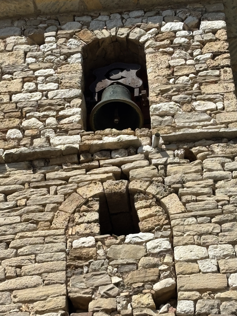 Imatge de la campana actual de l'església de Santa Cecília de Fígols