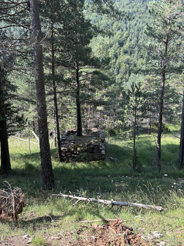 Imatge de la base que es troba al costat del camí